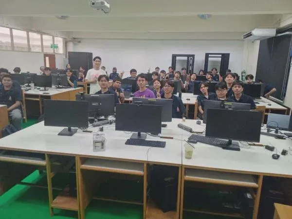 ภาพหน้าปกของ: คุณปิติ จำปีทอง จาก MongoDB สิงคโปร์ จัดเวิร์กชอป Azure & CI/CD ให้กับนักศึกษาวิศวะคอมฯ ม.อ.
